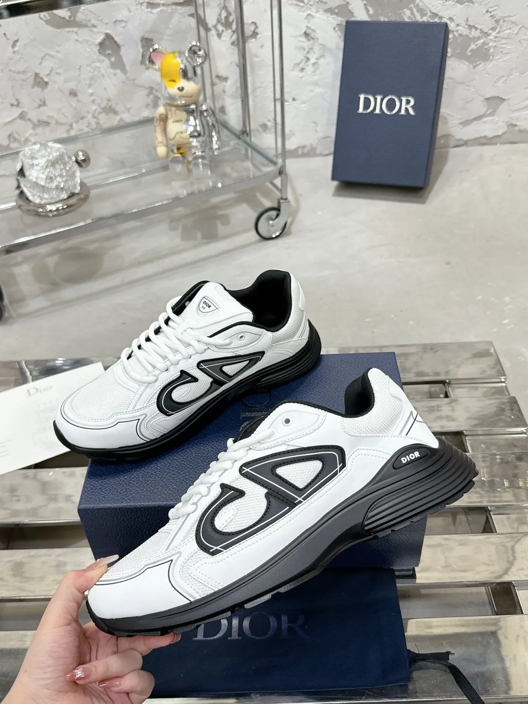 Men's men's shoes 💰600❤️❤️❤️High version Dior Dior's latest color matching B30 series reflective dad sneakers original 17380💰 purchased for development and production Brand new B30 sneakers Dad Shoes style shoes that follow the trend of the retro market The Dior logo on the tongue also indicates that this pair of shoes is the B30 model! B30 uses fine-textured leather and mesh cloth materials to form a shoe body. There are conspicuous letters CD on both sides of the shoe body to indicate identity. Many lines on the shoe body outline details to make the shoes look less monotonous and full of retro flavor. The delivery counter is exquisitely packaged🛍📦 ▪️Fabric: Original customized technical fabric + mesh ▪️Inner lining: Customized breathable lining ▪️Outsole: Original molded IP foam + TPU outsole ▪️Sole thickness: 3.5CM ▪️Size: Women’s size 35-40 / Men’s size 39-46